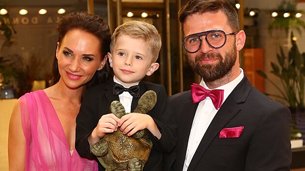 Sandra Novkov, Vojtch Moravec a jejich syn Mikul na premie filmu Matky (21. ervna 2021)
