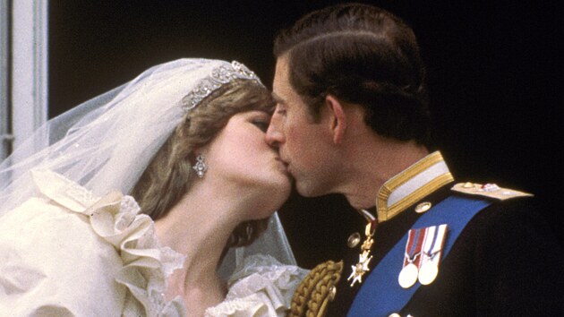 Princezna Diana a princ Charles p�i man�elsk�m polibku na balkonu Buckinghamsk�ho pal�ce (Lond�n, 29. �ervence 1981)
