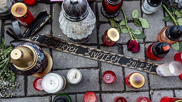 Lidé zapalovali svíčky a pokládali květiny 22. června 2021 v ulici U Hřiště v Teplicích na místě, kde zemřel v sanitce muž, proti kterému předtím zasahovala policie. Soudní pitva vyloučila souvislost úmrtí s policejním zákrokem.