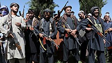 V Kábulu stovky ozbrojených mu demonstrovaly ochotu pomoci vlád v boji proti...