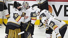 Brankái Vegas Golden Knights Marc-Andre Fleury a Robin Lehner (90) se utují...