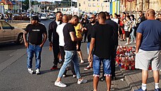 Lidé v Teplicích se p�i�li rozlou�it se zesnulým po policejním zásahu. (22....