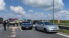 Na dálnici D1 na 12. kilometru smrem na Brno bouralo deset aut. (26. ervna...