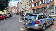 Policisté hledali v Libni podezelého mue, v byt na n nastrail výbuninu.