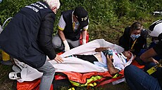 Tce zranný jezdec Cyril Lemoine po hromadném pádu opoutí letoní Tour de...