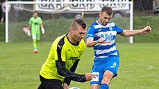 Pípravné utkání Brná - FK Ústí nad Labem. Daniel Chodora (v modrém) pálí na...