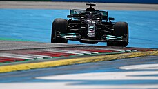 Jezdec Mercedesu Lewis Hamilton v akci pi GP týrska F1