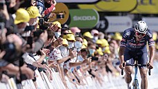 Mathieu van der Poel se blíí do cíle druhé etapy Tour de France.