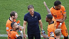 Nizozemský trenér Frank de Boer promlouvá ke svým svencm.