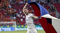 Vladimír Coufal oslavuje i s �eskou vlajkou vít�zství nad Nizozemskem.