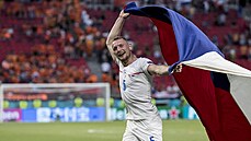 Vladimír Coufal oslavuje i s českou vlajkou vítězství nad Nizozemskem.
