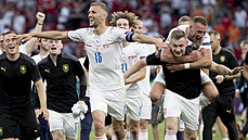 etí fotbalisté slaví s fanouky vítzství nad Nizozemskem