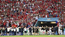 Čeští fotbalisté si užívají postup do čtvrtfinále ME spolu s fanoušky.