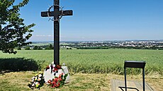 Kovaný kříž připomíná místo poválečné tragédie na Švédských šancích u Přerova.