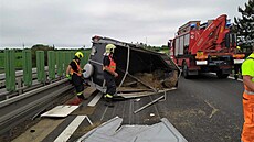 Hasi�i chytali po nehod� p�ív�sného vozíku na D46 u Bystro�ic dva kon�. Silnice...
