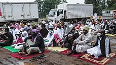 Keané se v Nairobi seli k oslavám muslimského svátku peruení pstu. (13....