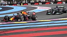 Max Verstappen (vlevo) z Red Bullu jede v ele Velké ceny Francie.