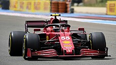 Carlos Sainz z Ferrari bhem závodu ve Francii