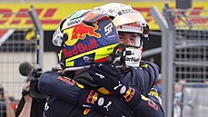 Jezdci Red Bullu Max Verstappen a Sergio Pérez slaví v cíli Velké ceny Francie.