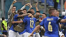 Italtí fotbalisté se radují z branky Mattea Pessiny proti Walesu.