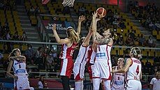 eské basketbalistky (v bílých dresech) v souboji pod koem proti Chorvatkám