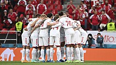 Dántí fotbalisté se v hlouku povzbuzují ped utkáním s Ruskem na Euru 2021.