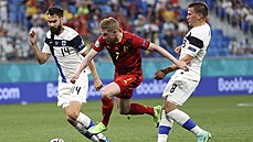 Kevin De Bruyne (Belgie) proniká mezi dvma finskými hrái Timem Sparvem (....