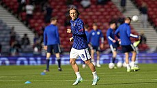 Chorvatský záloník Luka Modri se rozcviuje ped zápasem proti Skotsku.