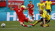 Polský fotbalista Karol Swiderski (vlevo) padá po souboji s Marcusem...