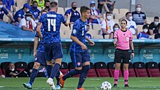 Sloventí fotbalisté rozehrávají standardní situaci bhem zápasu se panlskem.