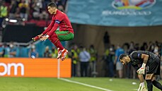 Cristiano Ronaldo vede tým Portugalska do utkání s Francií.