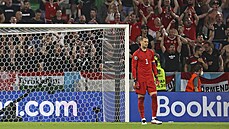 Nmecký branká Manuel Neuer smutní po inkasovaném gólu.