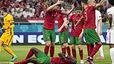 Portugaltí fotbalisté volají týmové lékae k Danilovi, který inkasoval direkt...