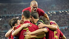 Portugaltí fotbalisté se radují z gólu proti Francii. Na vrchu obránce Pepe.