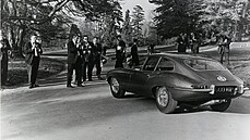 Slavný Jaguar E-Type s registrační značkou 9600HP je první sériově vyrobený....