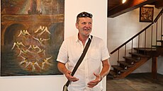 Rostislav Osika ped obrazem s názvem Jan Nepomucký v Severoeské galerii...