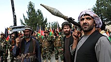 Ozbrojení mui se úastní shromádní, aby oznámili svou podporu afghánským...