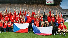 Čeští atleti slaví na stadionu v Kluži postup do superligy ME družstev.