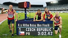 Česká štafeta na 4x400 metrů ve složení (zleva) Jan Tesař, Vít Müller, Pavel...