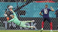 Yann Sommer (�výcarsko)chytá rozhodující pokutový kop Kyliana Mbappého z...