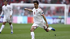 Thomas Delaney z Dánska se snaí najít nkterého ze svých spoluhrá bhem...