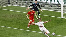 Dánský útoník Kasper Dolberg stílí druhý gól do sít Walesu.