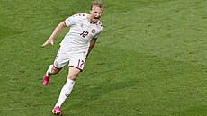 Kasper Dolberg z Dánska se raduje ze své trefy proti Walesu.