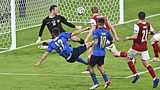 Italský náhradník Matteo Pessina stílí gól proti Rakousku.