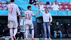 Kouč španělských fotbalistů Luis Enrique přihrává míč svým svěřencům během...