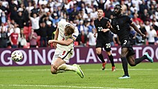 Anglický útoník Harry Kane dává svj první gól na turnaji, trefuje se proti...