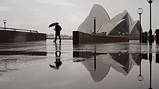 Muž prochází kolem slavné budovy sydneyské opery poté, co město zavedlo...