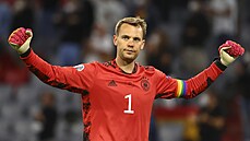 Nmeck brank Manuel Neuer navlkl kapitnskou psku v duhobch barvch LGBT+...