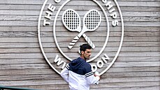 Novak Djokovi ped trninkem na Wimbledon