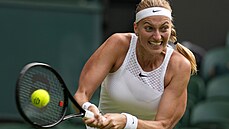 Petra Kvitová returnuje v zápase prvního kola Wimbledonu.